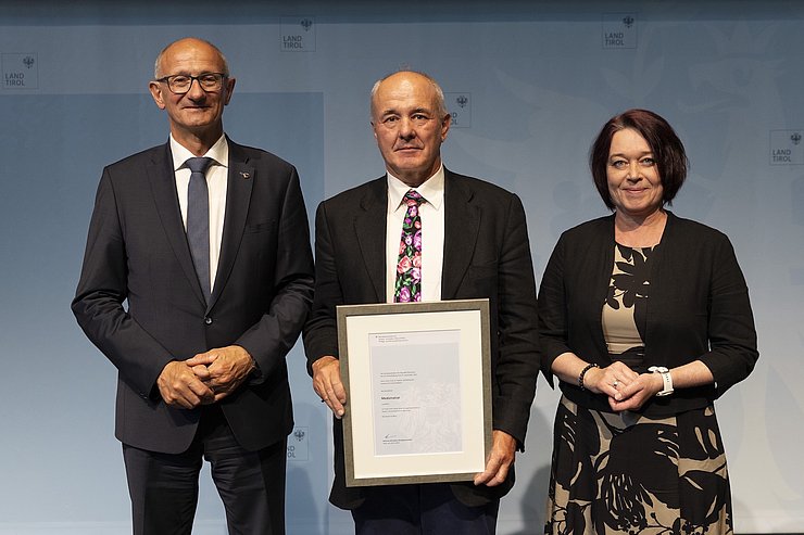 © Land Tirol/Sedlak LH Anton Mattle und LTPin Sonja Ledl-Rossmann mit dem Medizinalrat Martin Tiefenthaler (Facharzt für Innere Medizin in Innsbruck).