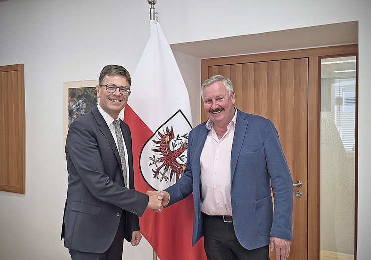 Zwei Männer schütteln sich die Hand