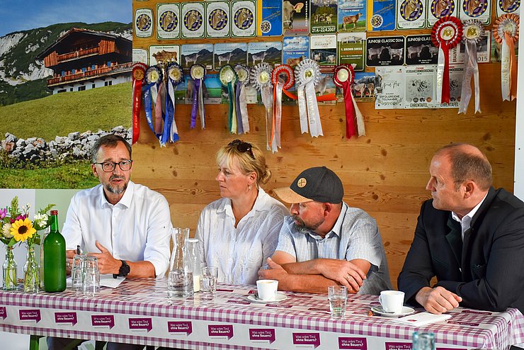 © Land Tirol/Jansenberger Personen nebeneinander an Tisch, Danzl spricht