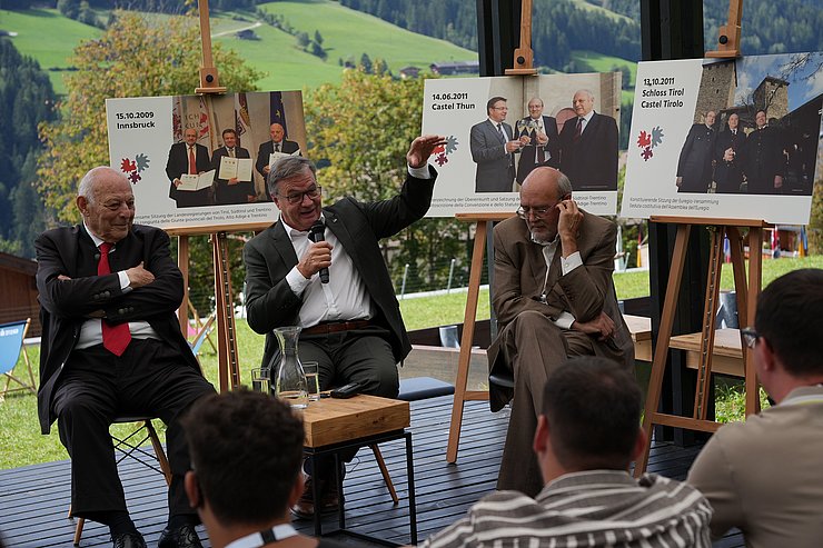 © Armin Gluderer/Euregio 3 LH a.D. auf Podium sitzend und redend