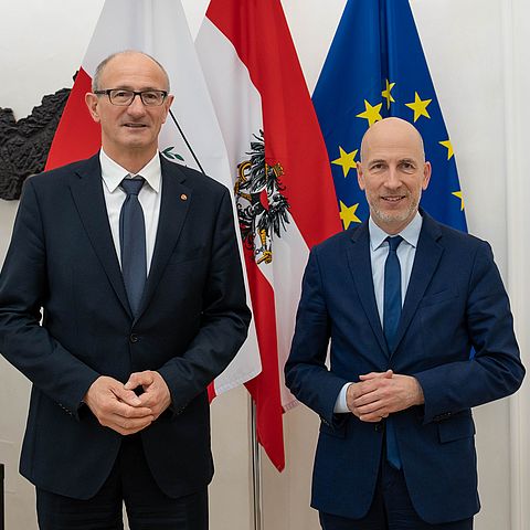 Gemeinsames Foto von Landeshauptmann Anton Mattle und Minister Martin Kocher nebeneinander stehend