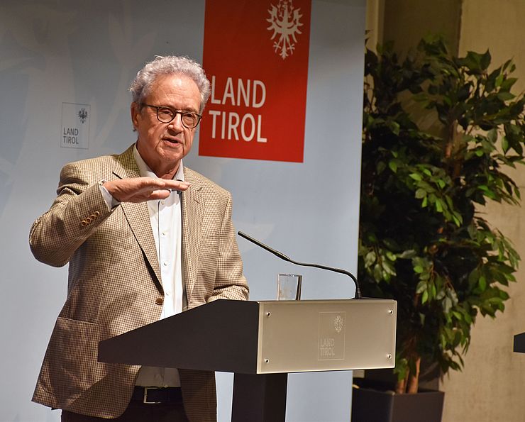 „Was in Tirol in den letzten 25 Jahren parallel stetig gewachsen ist, ist jetzt unter einem Dach vereinigt", sagt Christian Haring, Obmann des Vereins "Suchthilfe Tirol"