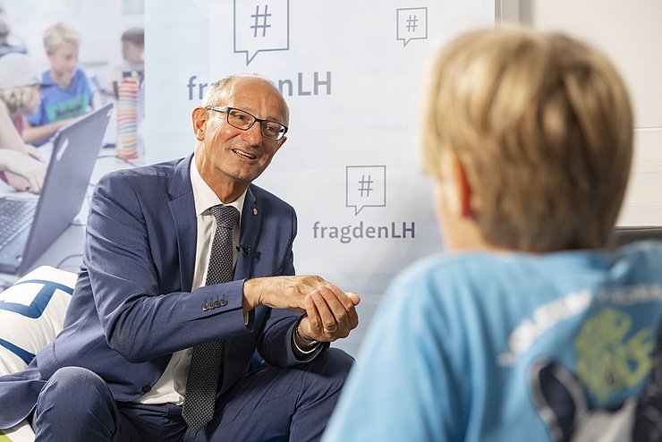 LH Mattle erzählt den Kindern über seine ersten Programmierversuche