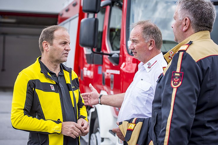V. li. Sicherheitsreferent LHStv Josef Geisler, Landesfeuerwehrkommandant Peter Hölzl und Landesfeuerwehrinspektor Alfons Gruber in der Landesfeuerwehrschule in Telfs.