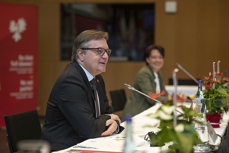 Euregio-Präsident LH Günther Platter begrüßte die TeilnehmerInnen der Sitzung. 