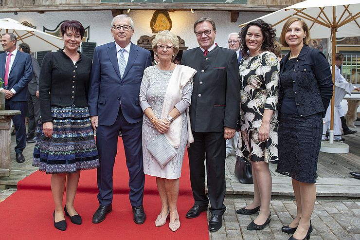 (v.li.): Landtagspräsidentin Sonja Ledl-Rossmann, EU-Kommissionspräsident Jean-Claude Juncker mit Frau Christiane, LH Günther Platter, LHStvin Ingrid Felipe und LRin Gabriele Fischer.