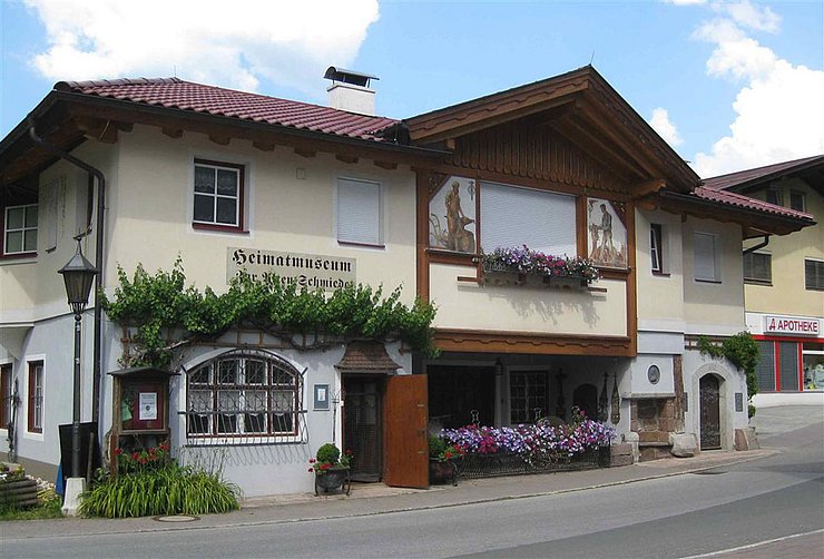 Außenansicht des Heimatmuseums "zur Alten Schmiede" in Niederndorf.