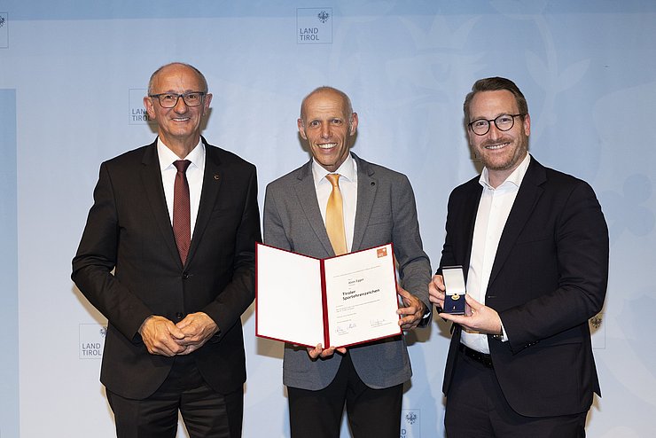 © Land Tirol/W9 Mario Webhofer v.l.n.r.: LH Anton Mattle, Alois Egger, 1.LH-Stv. Philip Wohlgemuth