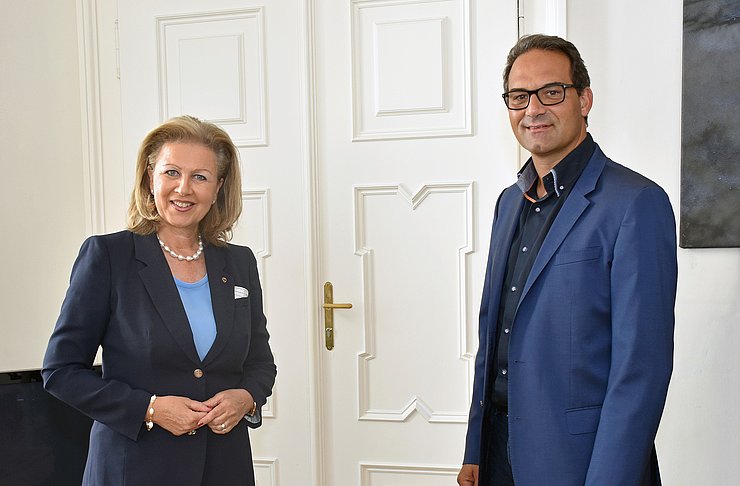 Wirtschaftslandesrätin Zoller-Frischauf und Wirtschaftskammer-Präsident Walser appellieren an die TirolerInnen, besonders jetzt regionale Unternehmen statt ausländische Internetkonzerne zu unterstützen.