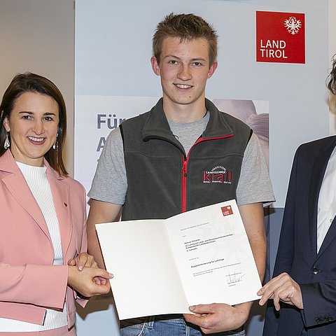 V. li. bei der Auszeichnungsfeier LRin Astrid Mair, Lehrling Roman Erharter aus Hopfgarten im Brixental (Lehrberuf Land- und Baumaschinentechnik - Schwerpunkt Landmaschinen, 2. Jahr) und Christian Pletzer (Bezirksstellenleiter Kitzbühel der Arbeiterkammer Tirol).