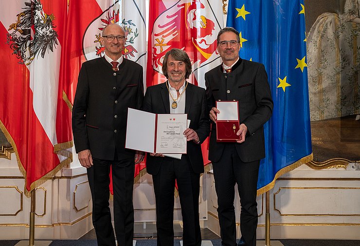 Ausgezeichnet wurde Hubert Messner, vormals Primararzt für Neonatologie am Krankenhaus Bozen, von LH Anton Mattle und LH Arno Kompatscher (re.).