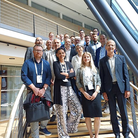 Gruppenfoto - Personen auf Stiege stehend