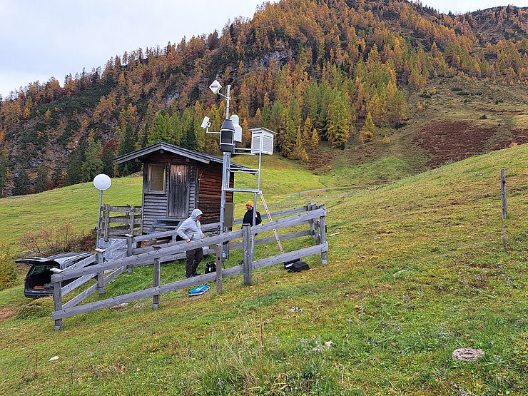 © Land Tirol In Fieberbrunn-Reckmoos (Bezirk Kitzbühel) wurde ein Testgerät installiert, das durch die Dämpfung von GPS-Signalen misst, wie viel Wasser in der Schneedecke gebunden ist.