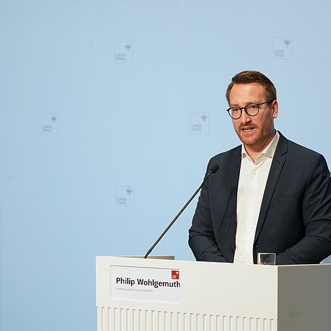 Landeshauptmannstellvertreter Wohlgemuth bei der Pressekonferenz im Landhaus