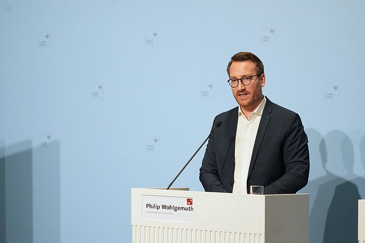 Landeshauptmannstellvertreter Wohlgemuth bei der Pressekonferenz im Landhaus