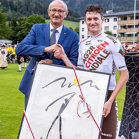 Mattle und Gall mit Bild in der Hand
