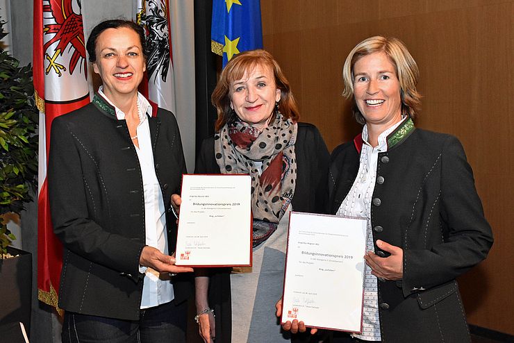 LRin Palfrader überreicht Angelika Neuner (li.) und Angelika Wagner (re.) den Bildungsinnovationspreis (Kategorie II) für ihren Blog "aufleben".