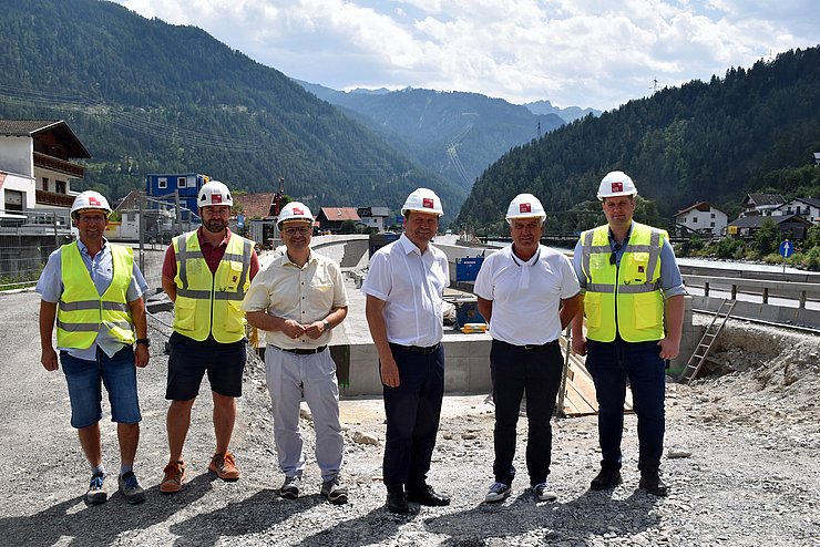 Hier Gruppenfoto vor der Baustelle. Von links Bauleiter Thomas Covini, Wolfgang Perktold, Bernd Stigger, Landeshauptmann-Stellvertreter Josef Geisler und Bürgermeister Heinz Kofler