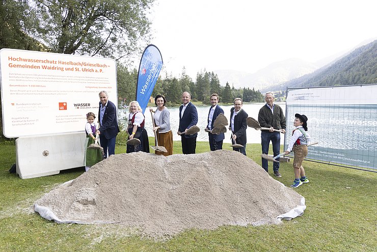 Spatenstich am Pillersee, von links: Erwin Obermaier (Baubezirksamt Kufstein), Bgm Brigitte Lackner (St. Ulrich am Pillersee), BMin Elisabeth Köstinger, LHStv Josef Geisler, Leonhard Fischer (Obmann Wasserverband Haselbach-Grieselbach), Bgm Georg Hochfilzer (Waidring), Max Foidl (Obmann Haselbachgenossenschaft Waidring).