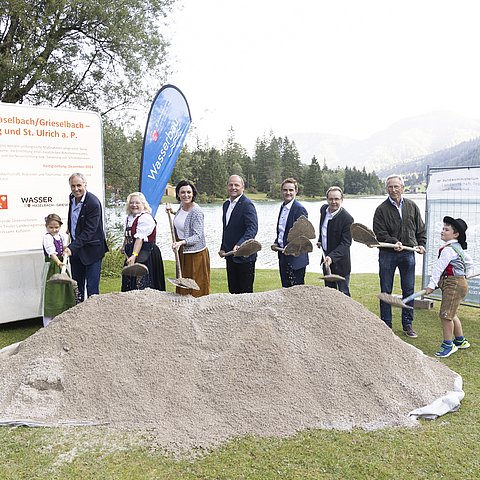 Spatenstich am Pillersee, von links: Erwin Obermaier (Baubezirksamt Kufstein), Bgm Brigitte Lackner (St. Ulrich am Pillersee), BMin Elisabeth Köstinger, LHStv Josef Geisler, Leonhard Fischer (Obmann Wasserverband Haselbach-Grieselbach), Bgm Georg Hochfilzer (Waidring), Max Foidl (Obmann Haselbachgenossenschaft Waidring).