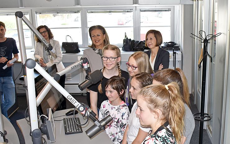 LRin Patrizia Zoller-Frischauf und LRin Gabriele Fischer begleiteten interessierte Mädchen zum ORF-Landesstudio Tirol, wo sie die Technik hinter den Kulissen kennenlernen und auch einen Gruß an Tirol in den Äther schicken konnten.