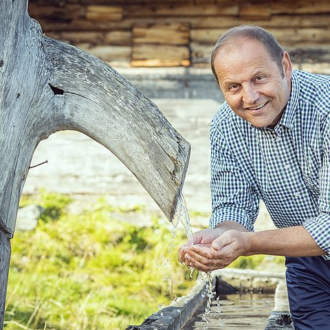 LHStv Josef Geisler setzt auf ein zukunftsfähiges Wassermanagement. Das Rückgrat der Wasserversorgung in Tirol sind Quellen. 