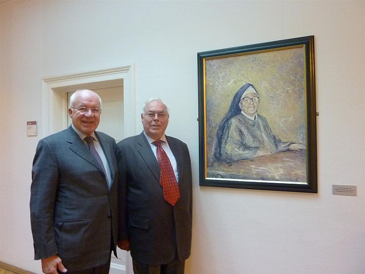 BU (von links): LTP Herwig van Staa mit Hans Peter Rhomberg vor dem Portrait von Anna Dengel