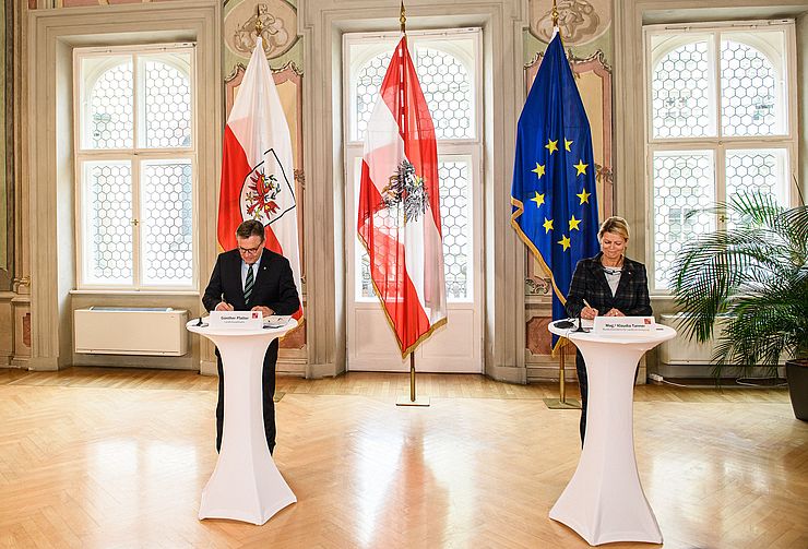 Bei der Unterzeichnung des Grundsatzbeschlusses im Parissaal im Innsbrucker Landhaus. 