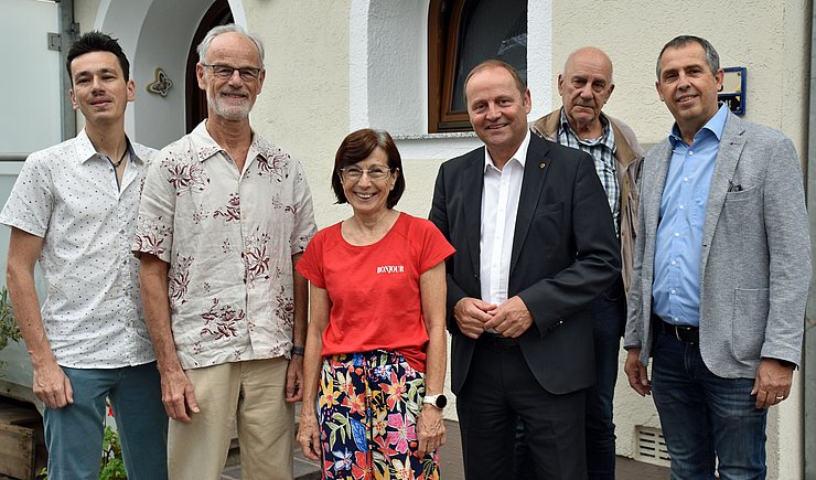 (von li.): Was Rainer, Willi und Christine Schulze in Sachen Energieunabhängigkeit vorzeigen, überzeugt nicht nur LHStv Josef Geisler und Energieagentur-GF Bruno Oberhuber. Auch Gert Fankhauser aus Schwaz teilt die Faszination „Energiewende“.  