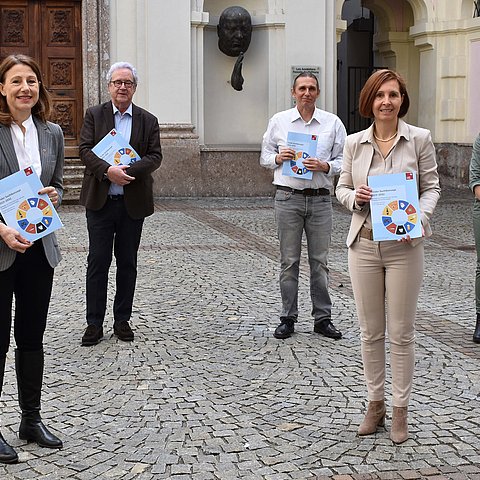 Gruppenfoto mit gebundenem Suchtkonzept