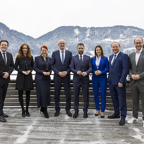 Kamen zur zweitägigen Klausur in Bad Häring zusammen (v.li.): LR René Zumtobel, LRin Eva Pawlata, LRin Cornelia Hagele, LH Anton Mattle, LHStv Georg Dornauer, LRin Astrid Mair, LHStv Josef Geisler und LR Mario Gerber.