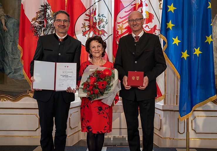 Auszeichnung für Ursula Moser, frühere Professorin für französische und spanische Literaturwissenschaft an der Universität Innsbruck, von LH Anton Mattle und LH Arno Kompatscher (li.) überreicht. 