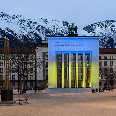 Das beleuchtete Befreiungsdenkmal bei Dämmerung