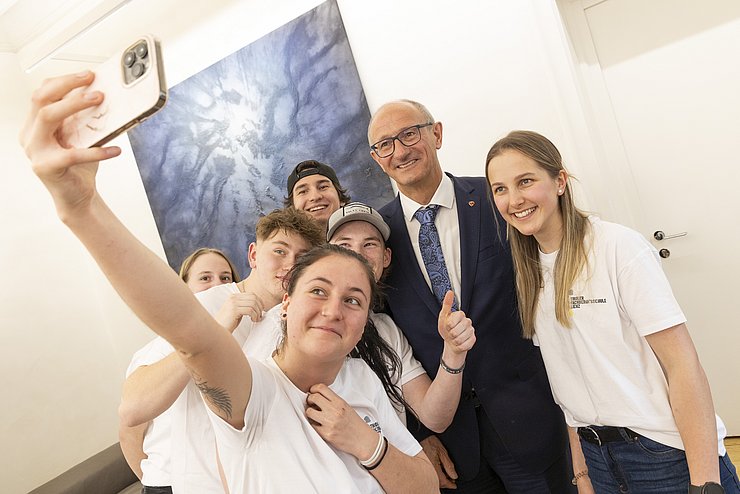 Kinder machen Selfies mit Anton Mattle.