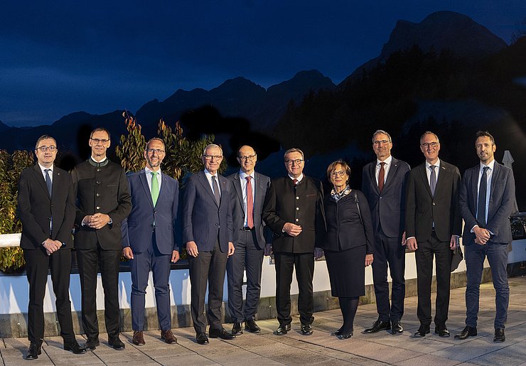 Gruppenfoto vor Bergkulisse (Abendlicht)