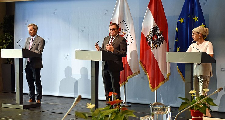 Landeshauptmann Günther Platter, Cornelia Lass-Flörl, Direktorin der Sektion für Hygiene und Medizinische Mikrobiologie der Medizinischen Universität Innsbruck, und Günter Weiss, Direktor der Universitätsklinik für Innere Medizin, betonten heute einmal mehr, dass es wichtig sein wird, sich an die Abstände und Hygienemaßnahmen zu halten. 