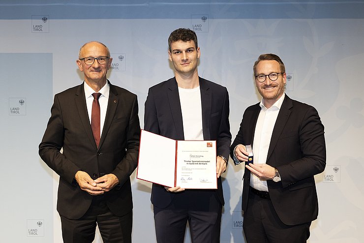 © Land Tirol/W9 Mario Webhofer v.l.n.r.: LH Anton Mattle, Fabian Verschnig, 1.LH-Stv. Philip Wohlgemuth