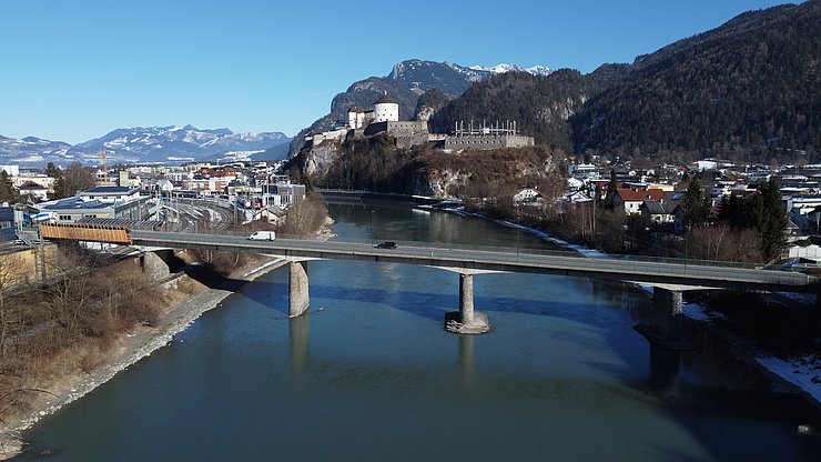 Drohnenaufnahme Brücke mit Festung Kufstein im Hintergrund
