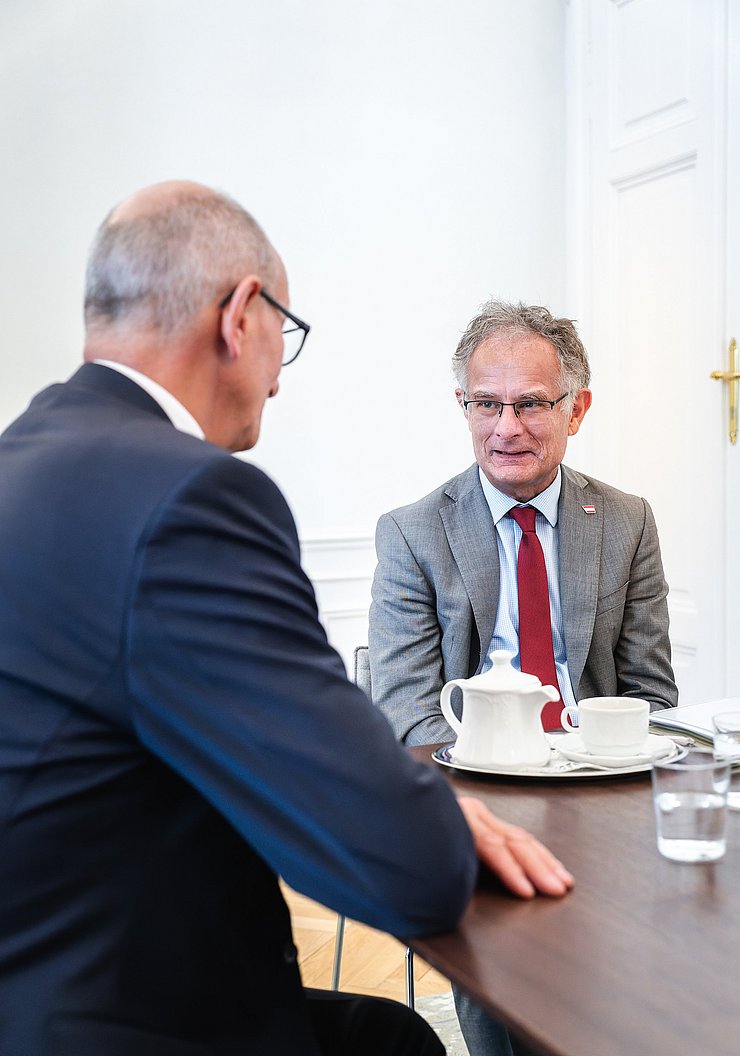 Zwei Männer im Gespräch