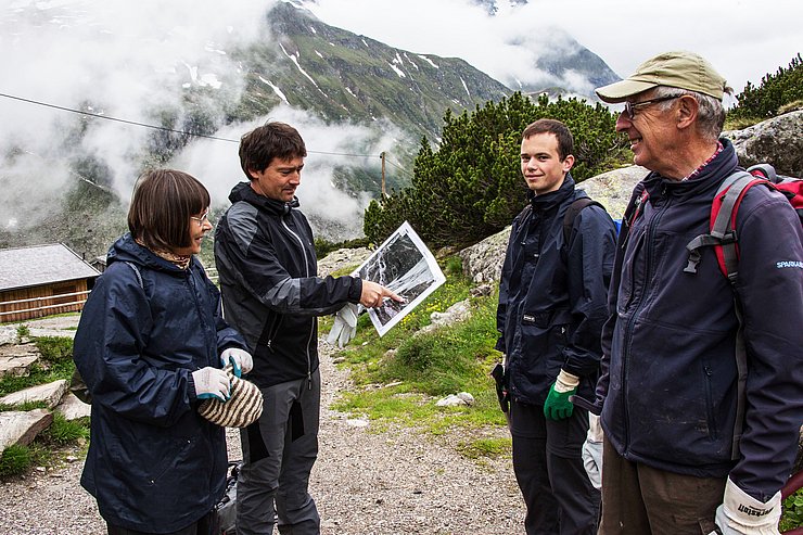 © Naturpark Zillertaler Alpen Gruppe, Mann mit Karte