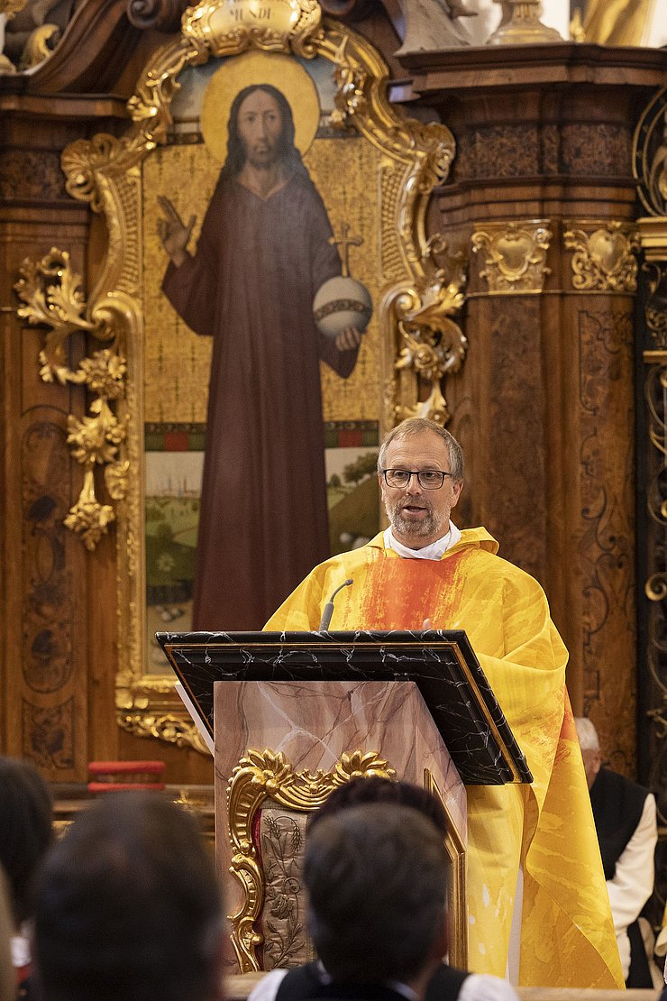 Bischofsvikar am Altar, vor Bild von Jesus