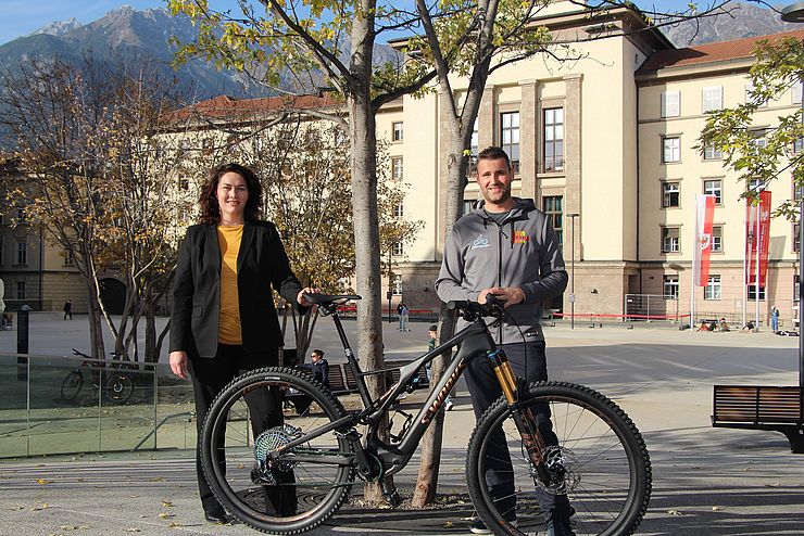Landeshauptmann-Stellvertreterin Ingrid Felipe und Projektinitiator Hans-Peter Gratt (Inn-Bike) starten gemeinsam mit ÖBB, VVT, Tirol Werbung und Communalp ein neues Bike-Verleih Projekt in Tirol.