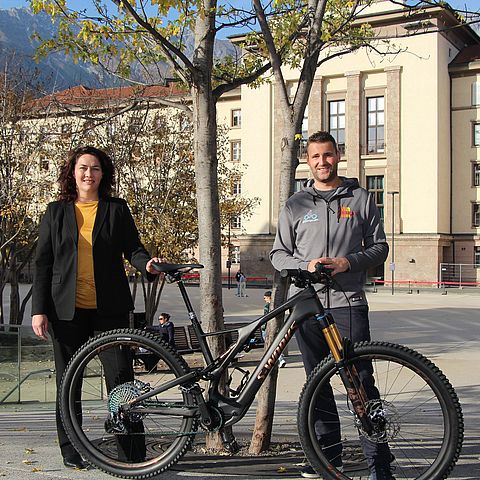 Landeshauptmann-Stellvertreterin Ingrid Felipe und Projektinitiator Hans-Peter Gratt (Inn-Bike) starten gemeinsam mit ÖBB, VVT, Tirol Werbung und Communalp ein neues Bike-Verleih Projekt in Tirol.