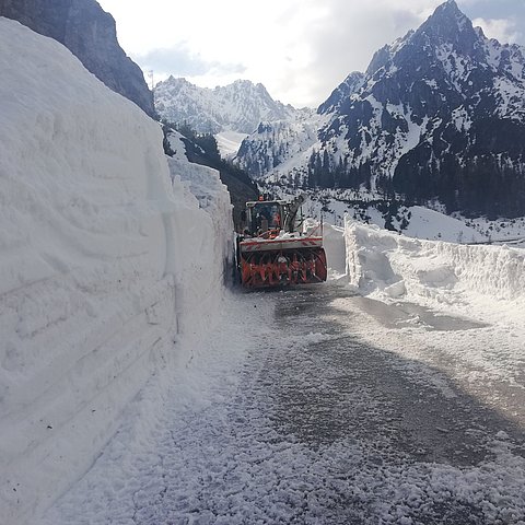 So früh wie selten kann das Hahntennjoch heuer nach der Wintersperre für den Ver-kehr freigegeben werden. Dafür waren wiederum umfangreiche Arbeiten notwendig.