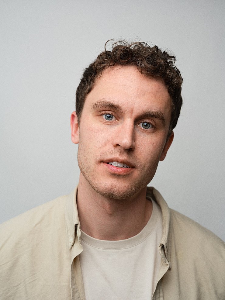 Emil Kaschka erhält den Poetry-Slam-Würdigungspreis 2025.