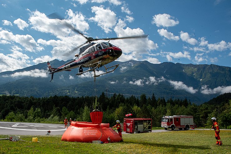 © LFV/Wegscheider Zur Veranschaulichung: Im Bild ein kleineres "Bambi-Bucket" (1.000 Liter), das im Füllbecken mit Löschwasser gefüllt wird. Das neu angeschaffte Bambi-Bucket wird ein Fassungsvolumen von 2.950 Litern haben, das Füllbecken („Pumpkin Tank“) 54.500 Liter.