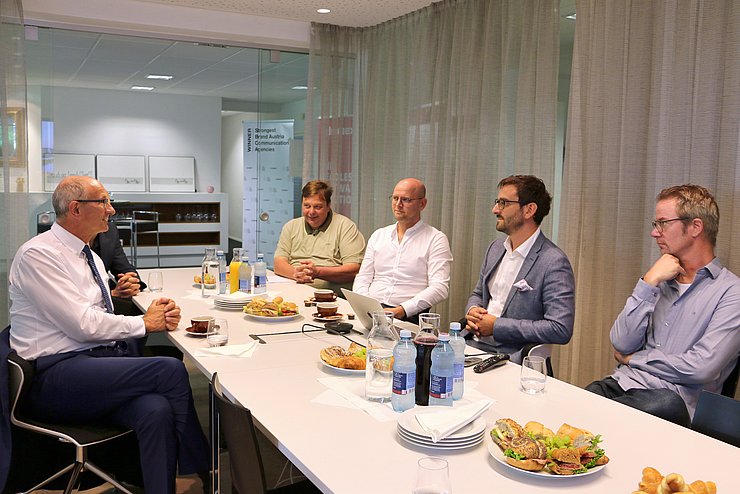 LR Mattle im Gespräch mit dem Team der Agentur COMM.AG