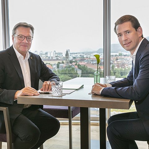 LH Günther Platter sitzt am Tisch mit Bundeskanzler Sebastian Kurz.