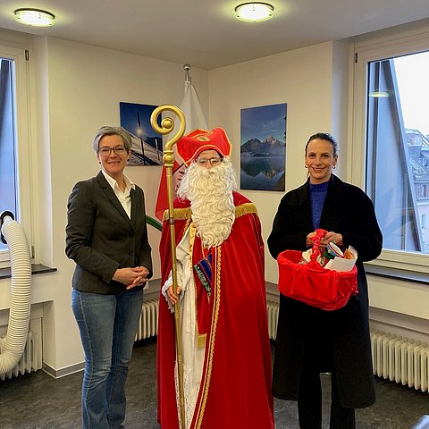 Bezirkshauptfrau EBERLE, Nikolaus mit einer Vertretung der Stiftung von Bruder und Schwester in Not.