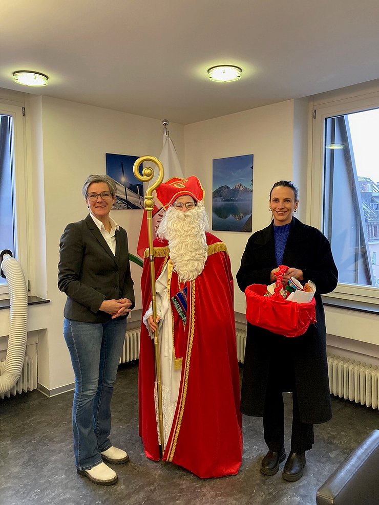 Bezirkshauptfrau EBERLE, Nikolaus mit einer Vertretung der Stiftung von Bruder und Schwester in Not.